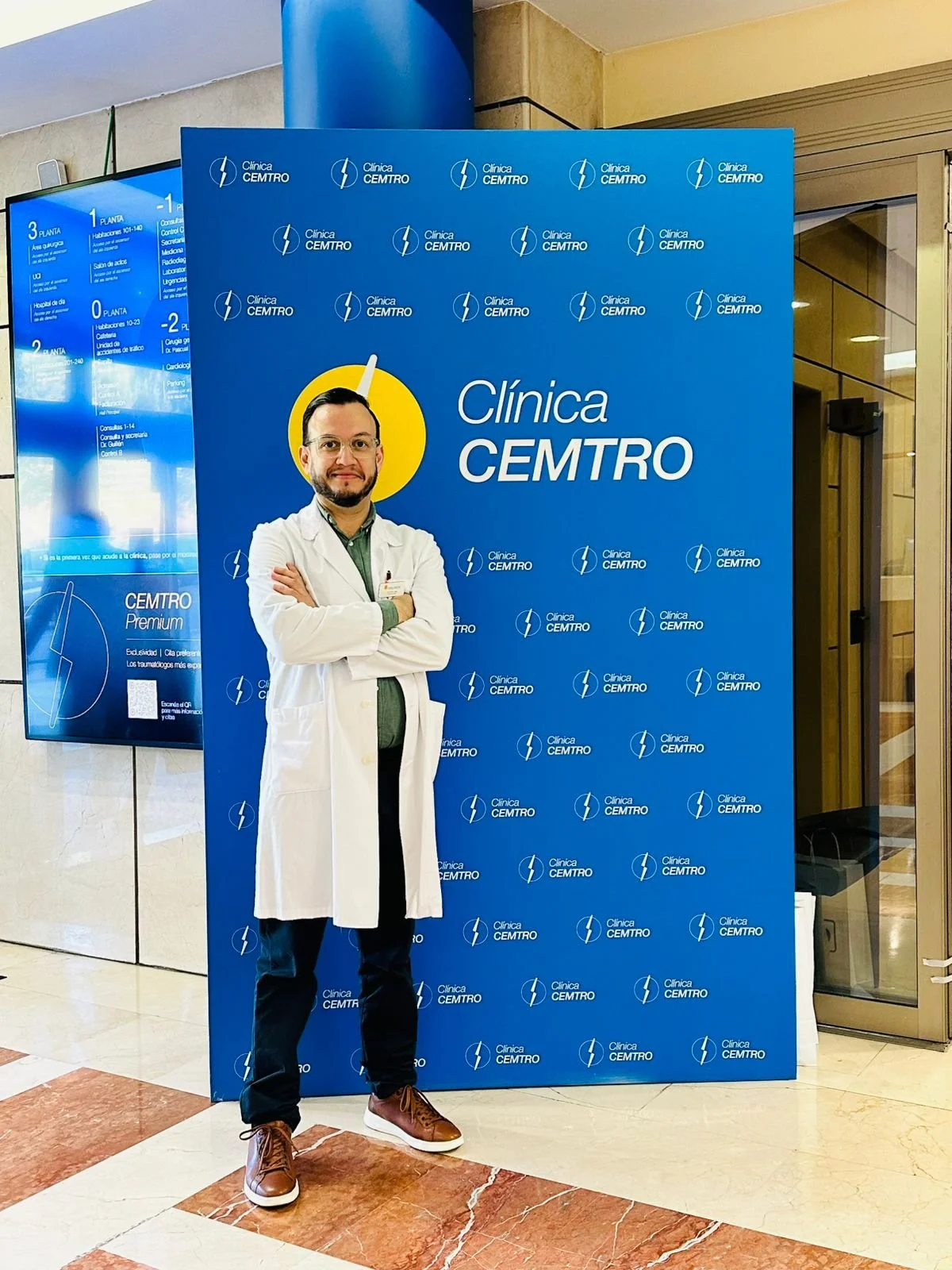 Parte de la formación médica del Dr. Israel Romo en la clínica CEMTRO en Madrid España
