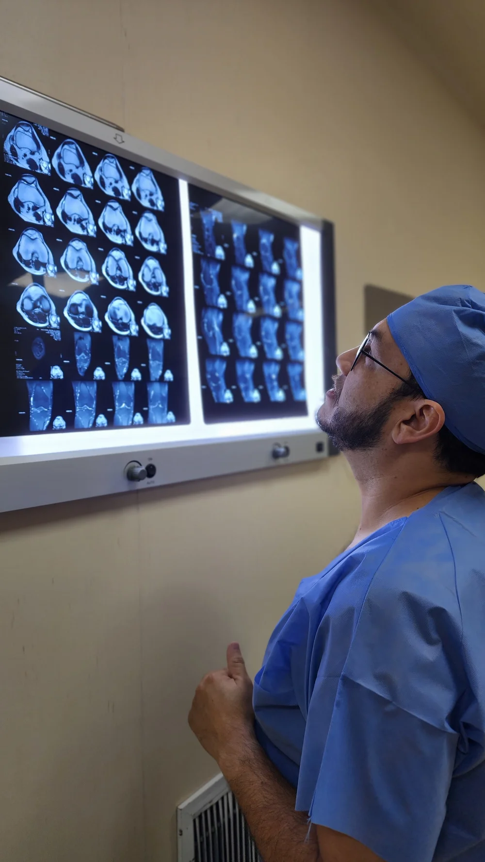 El Dr. Israel Romo revisa estudios de imagen en el negatoscopio