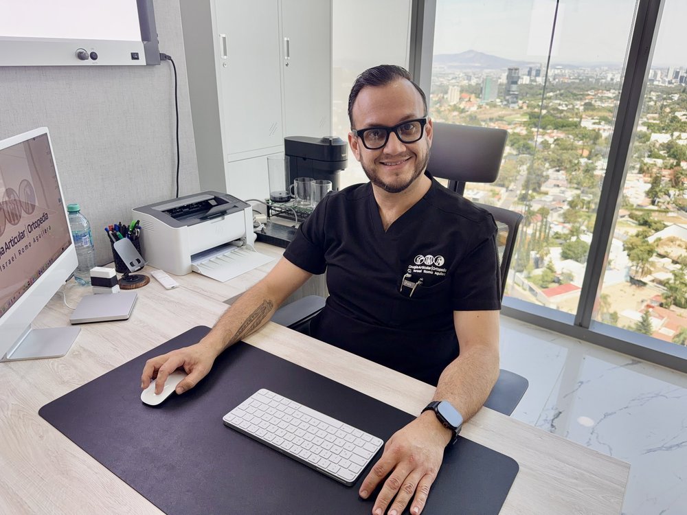 Dr. Israel Romo, ortopedista y traumatólogo, en su consultorio en Guadalajara