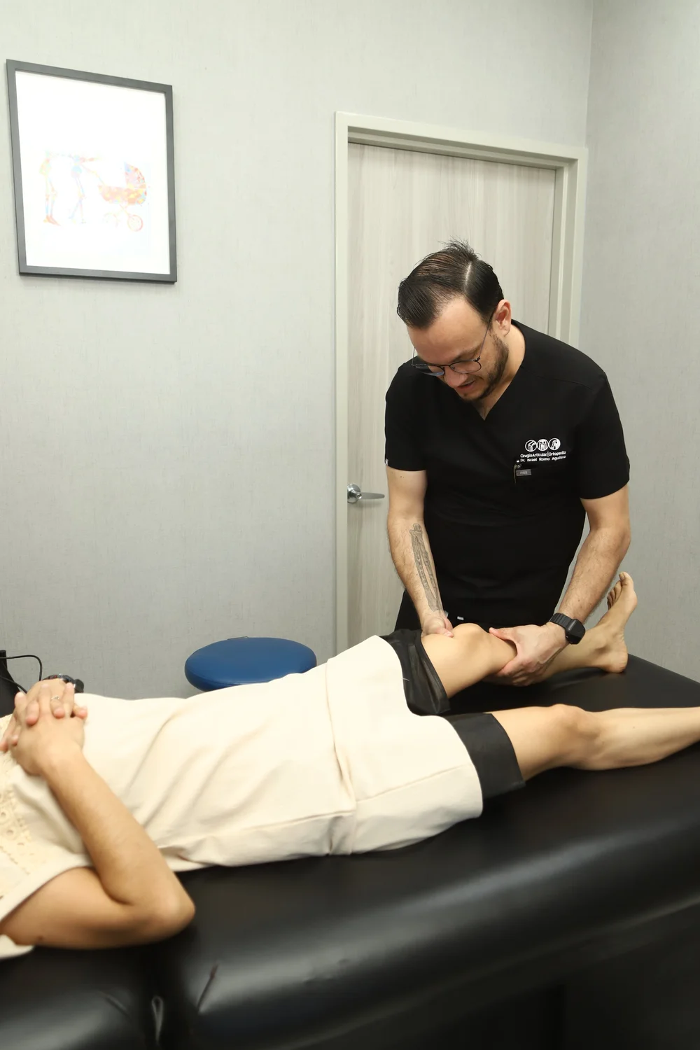 Exploración de la rodilla en consulta con el Dr. Israel Romo