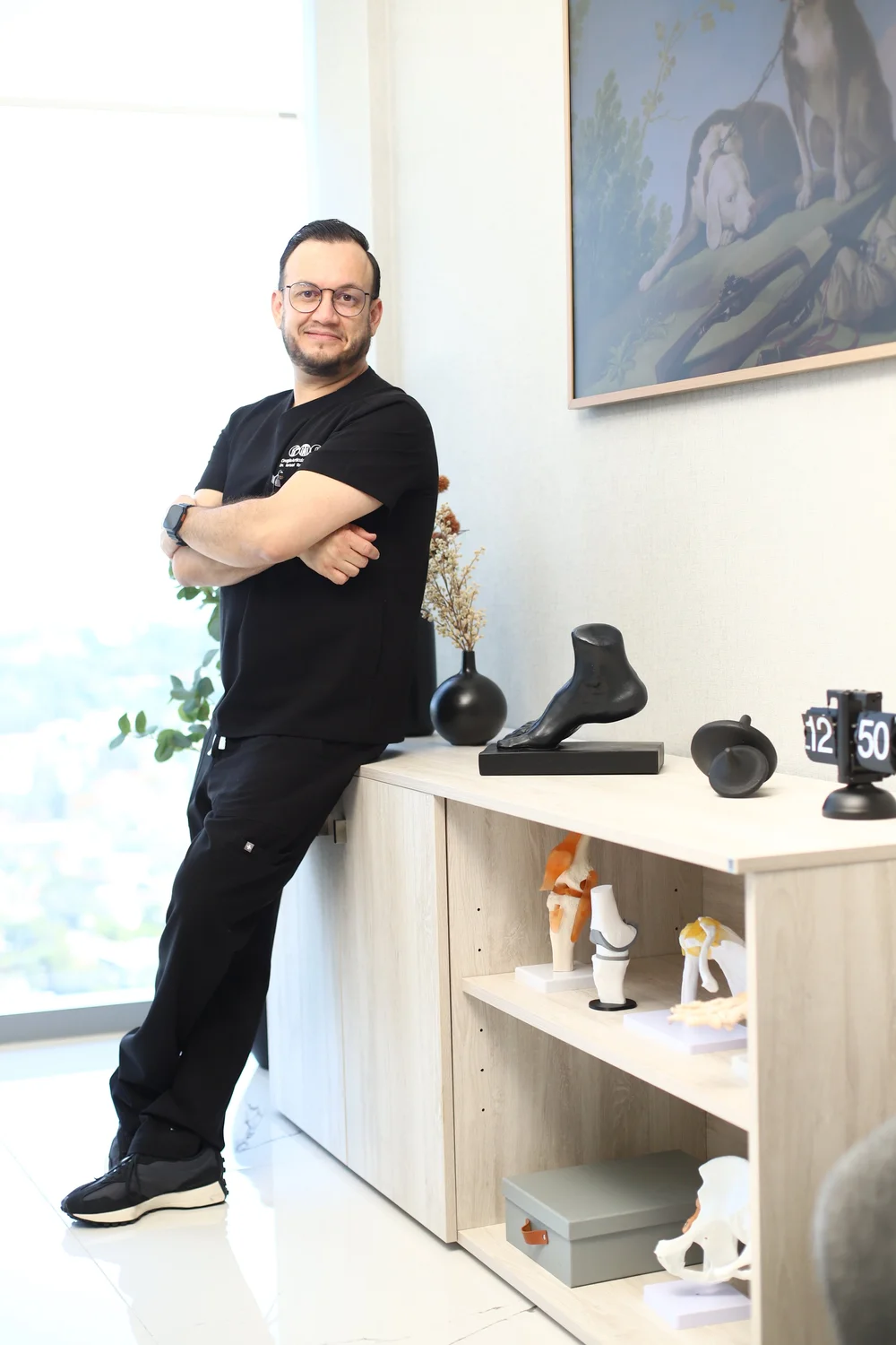 Dr. Israel Romo en su consultorio de ortopedia en Zapopan