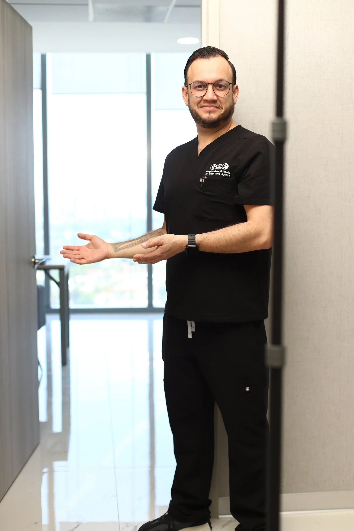 El Dr. Israel Romo, cirujano articular, en la puerta de su consultorio en Guadalajara