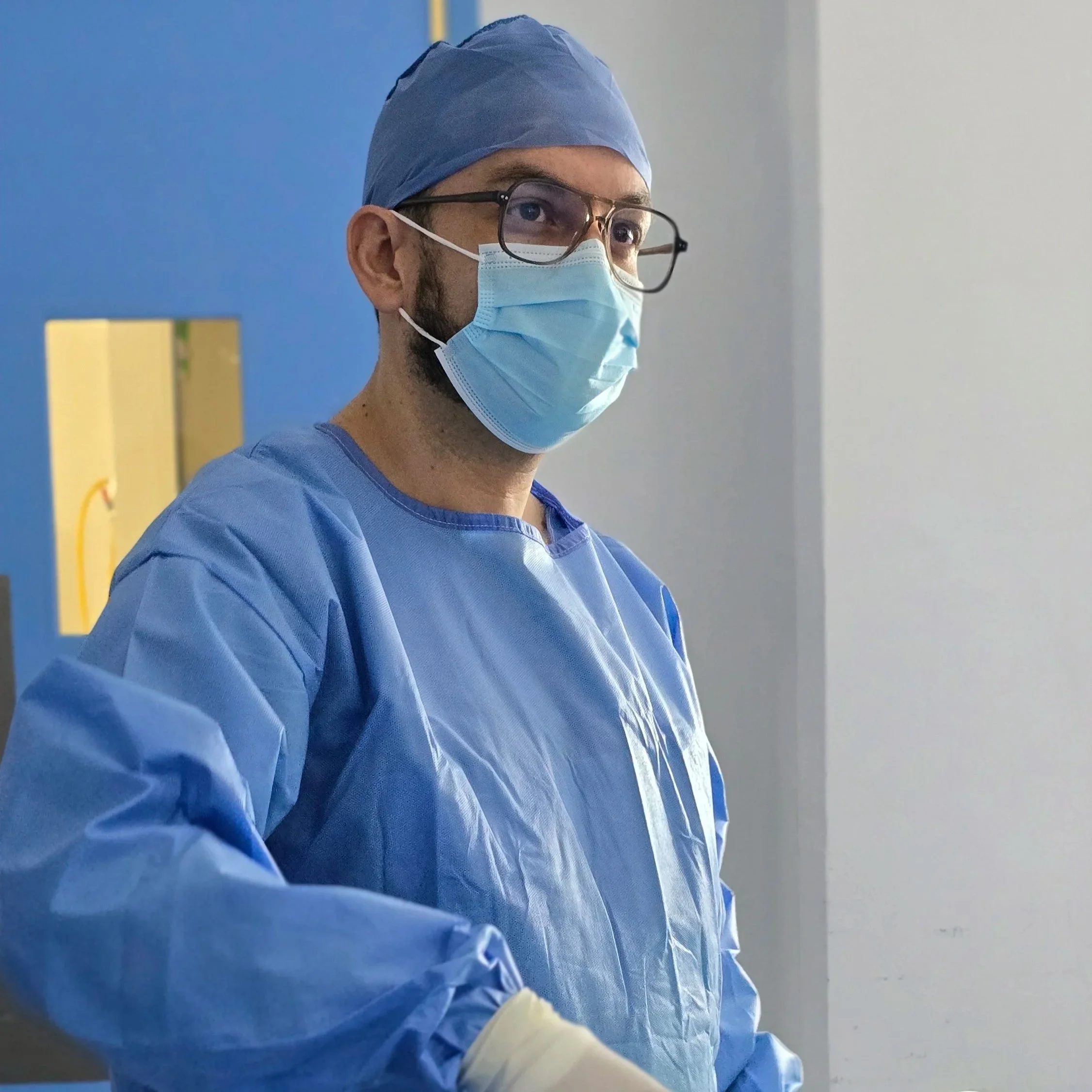 Dr. Israel Romo durante procedimiento quirúrgico de ortopedia