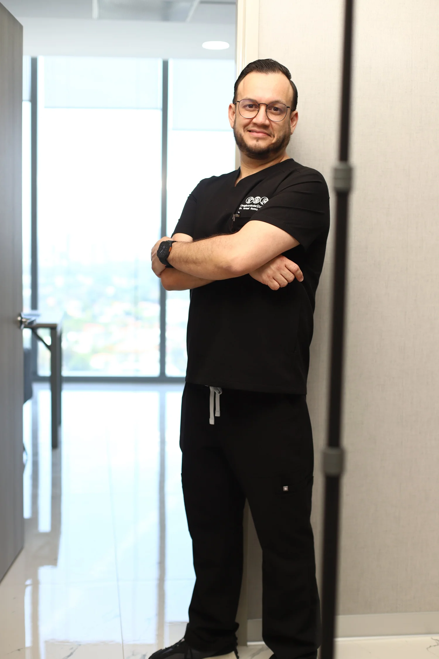 El Dr. Israel Romo, traumatólogo y cirujano articular, en su consultorio en Guadalajara