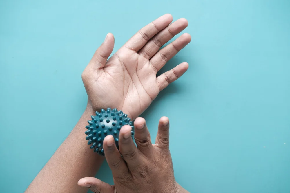 Ejercicio de la mano con una pelota de rehabilitación
