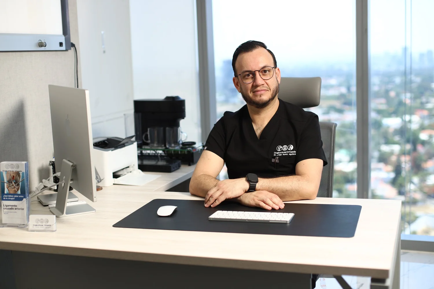 Dr. Israel Romo, especialista en mano y muñeca, en su consultorio en Guadalajara