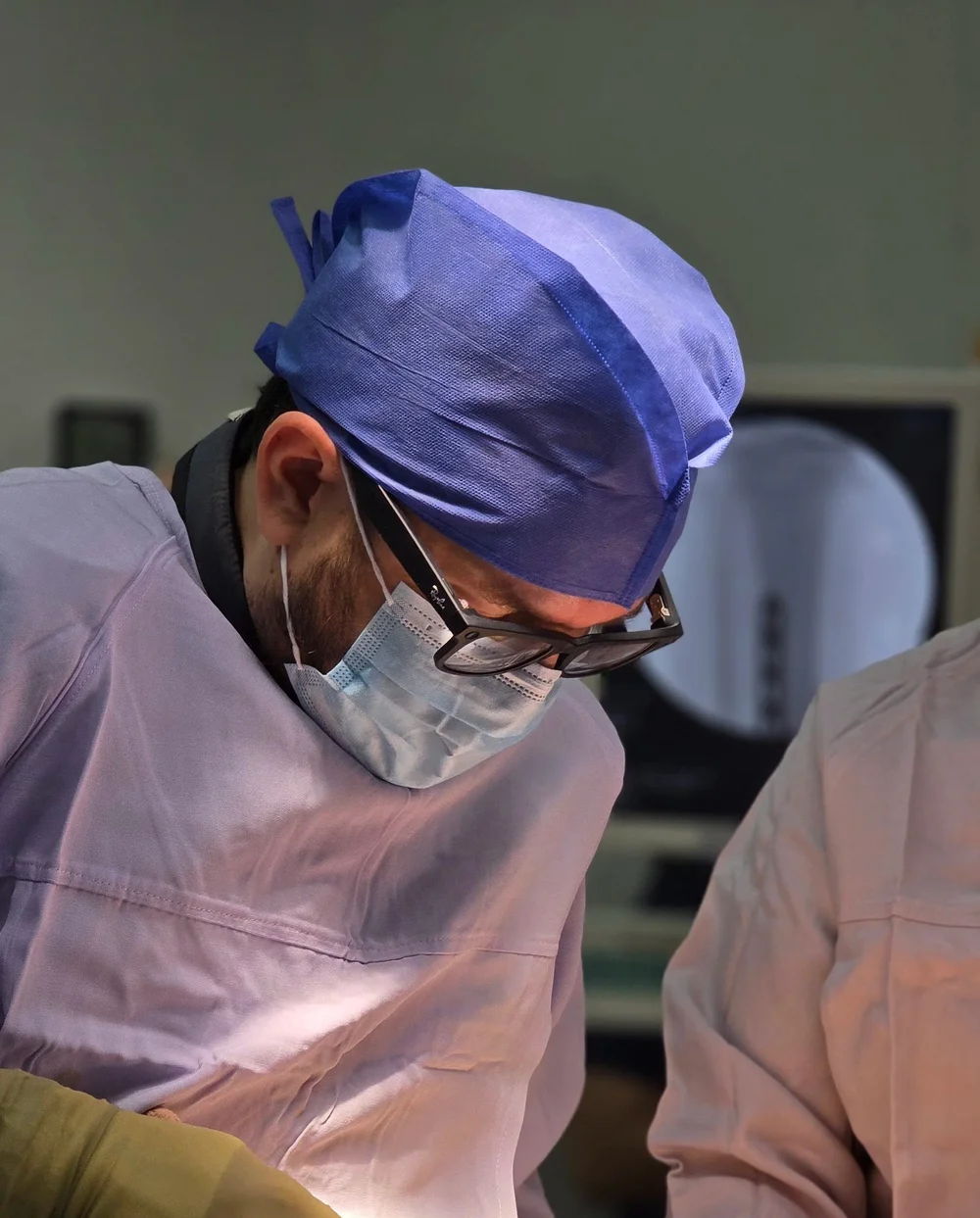 Dr. Israel Romo, especialista en rodilla, concentrado durante una cirugía de rodilla en Guadalajara