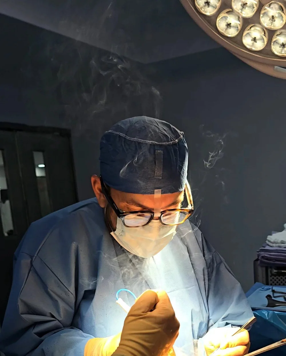 El Dr. Israel Romo, cirujano articular, en quirófano