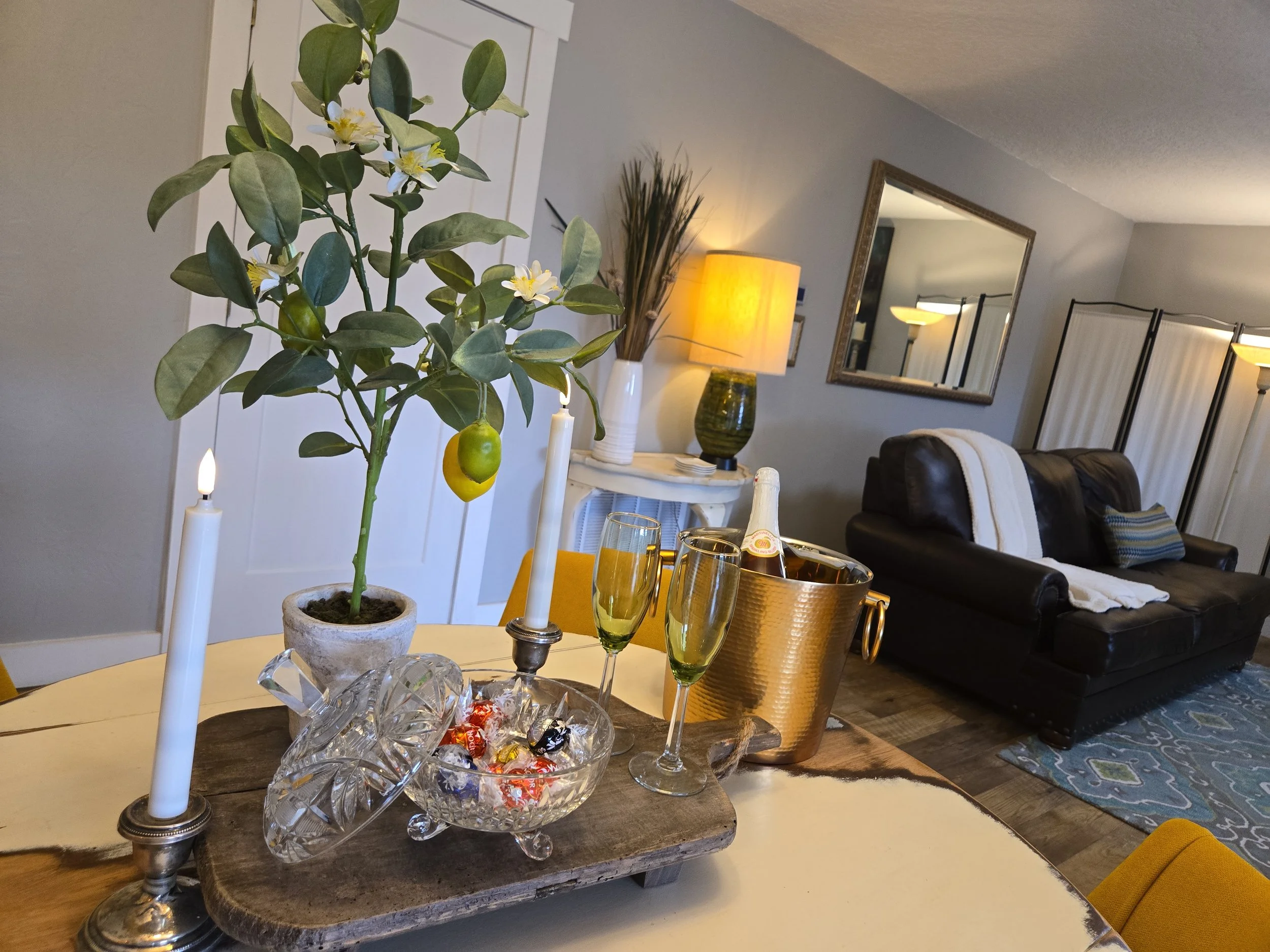 Curated arrival experience with a bottle of sparkling cider and chocolates at The Green Door on Lake Avalon.