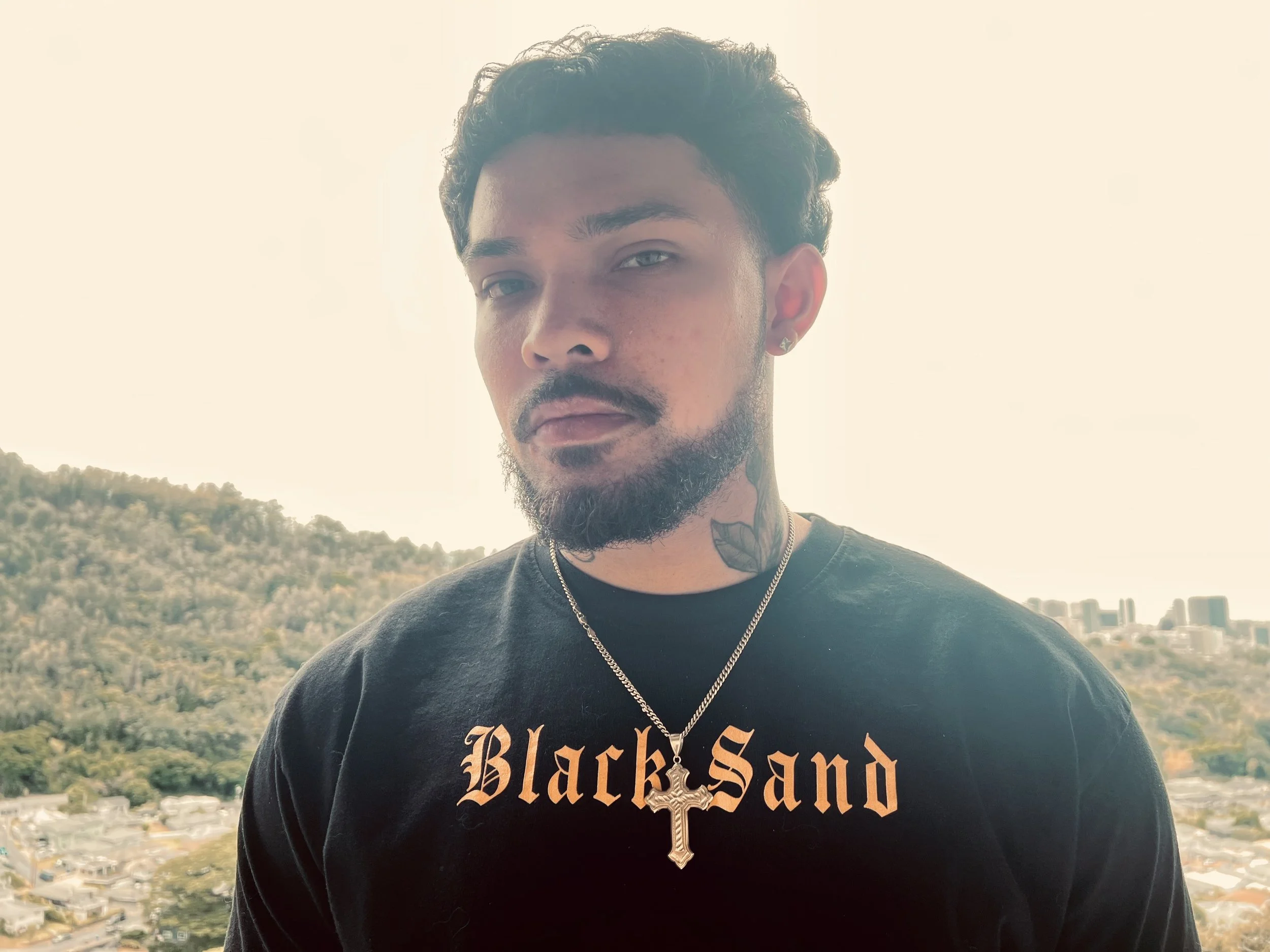 BLACK SAND / HOS 1893. Hvyweight Tee