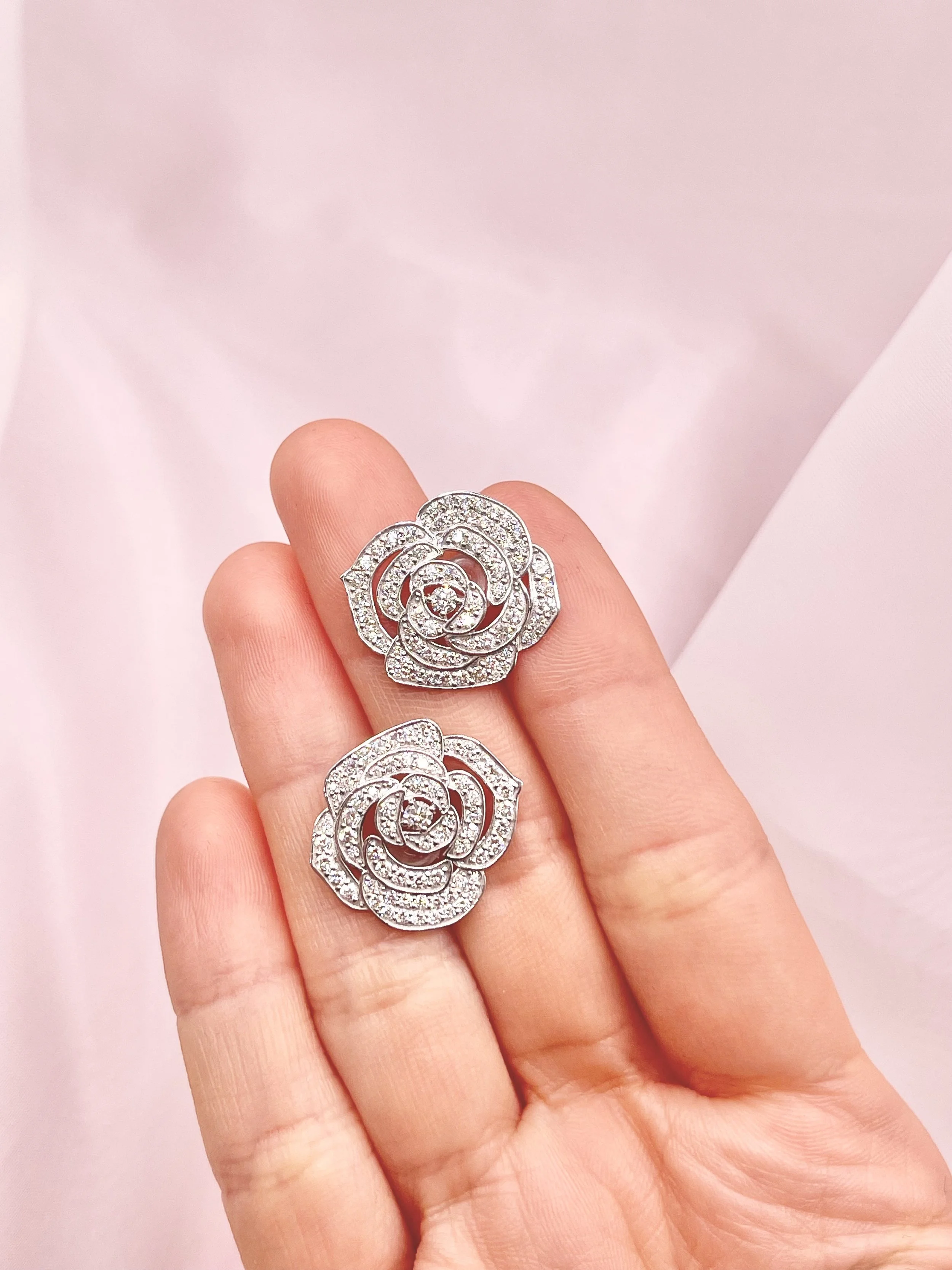 Éclat de Rose Earrings 18KWG