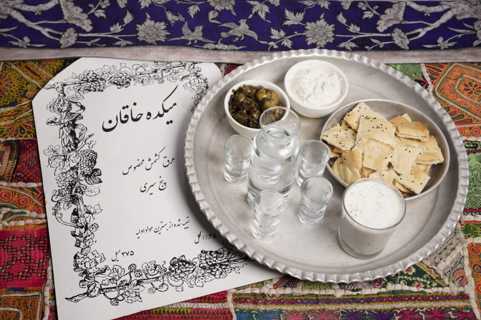 Arak Keshmesh (Meykadeh Khaghan) عرق کشمش خاقان