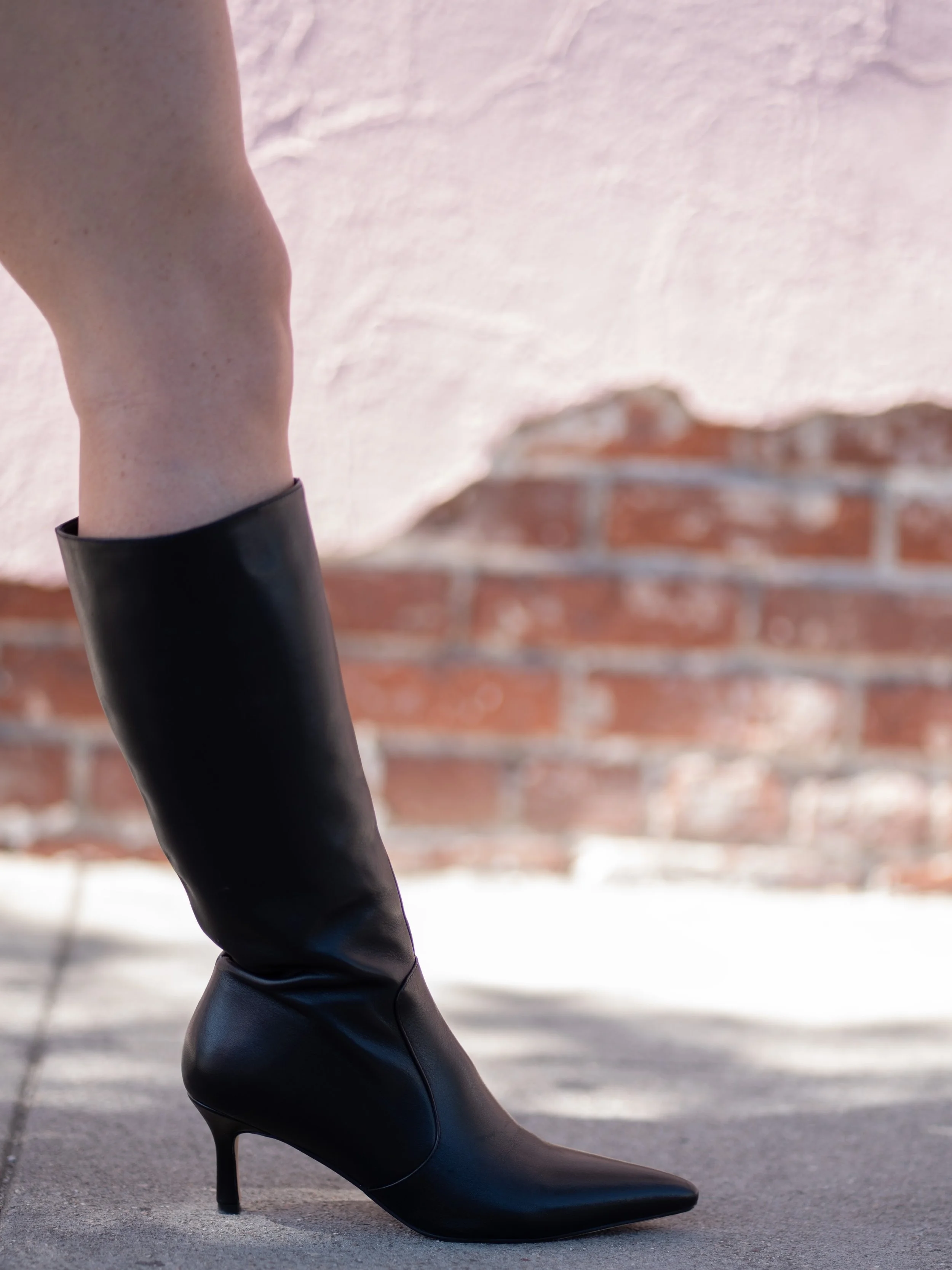 Introducing Sara Tapfer boots, the first and only knee-high boots made specifically for petites. Featuring a shorter shaft height to elongate lines and provide all day comfort. Cheers to my fellow petites, this is just the beginning 🫶🏻

#petitefash