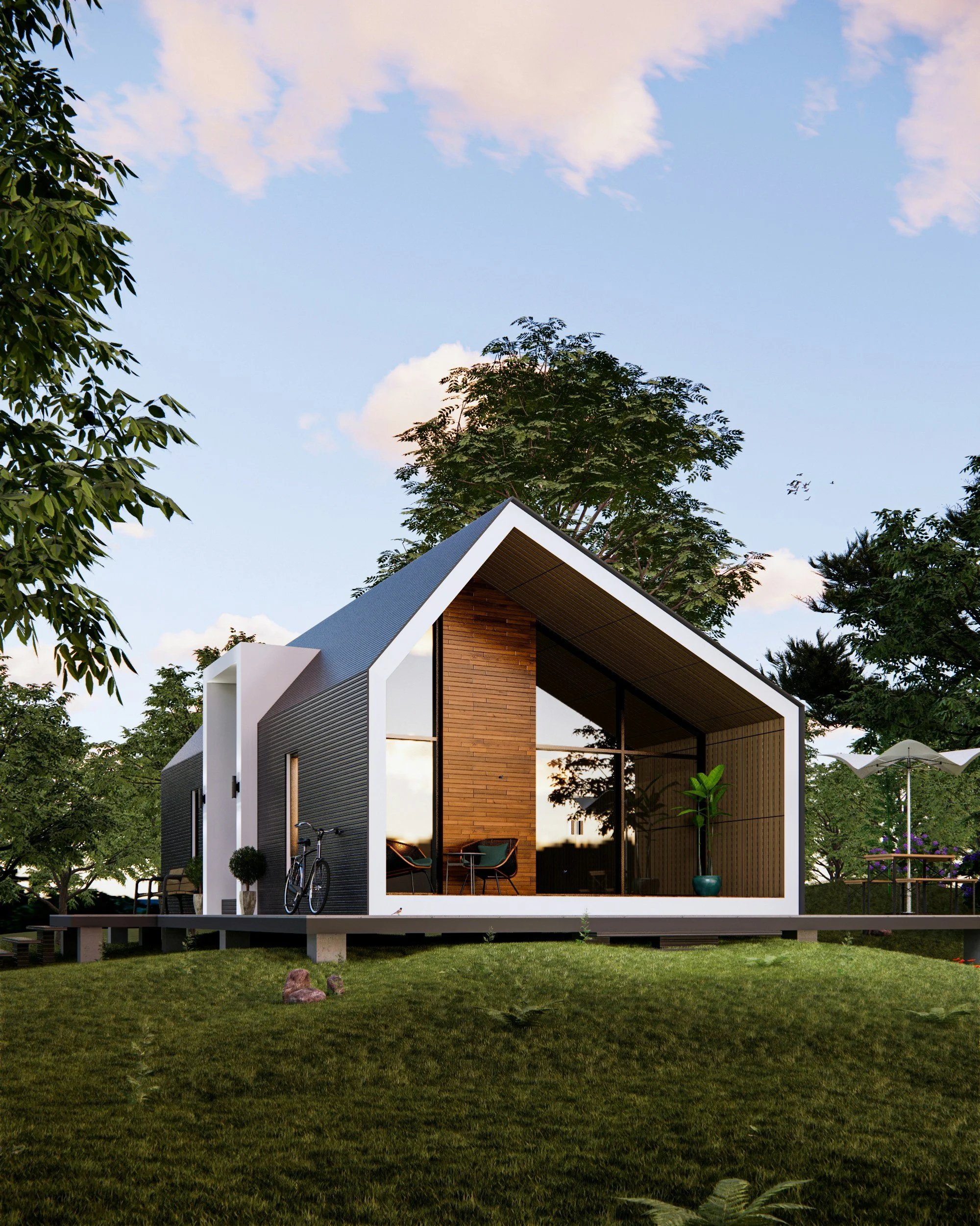 Ein modernes Haus mit grossen Fenstern und einer Holzverkleidung, umgeben von grünen Bäumen und einem gepflegten Rasen, bei Sonnenuntergang.
