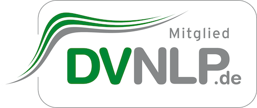 Logo von DVNLP.de mit grünen und grauen Linien und Schrift