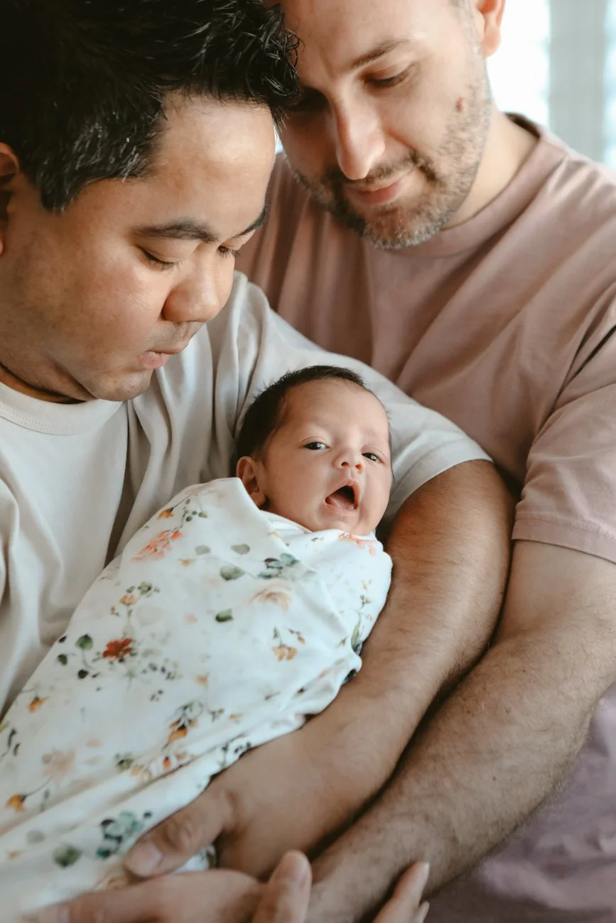 family-portraiture-fathers-holding-newnorn.001.jpg