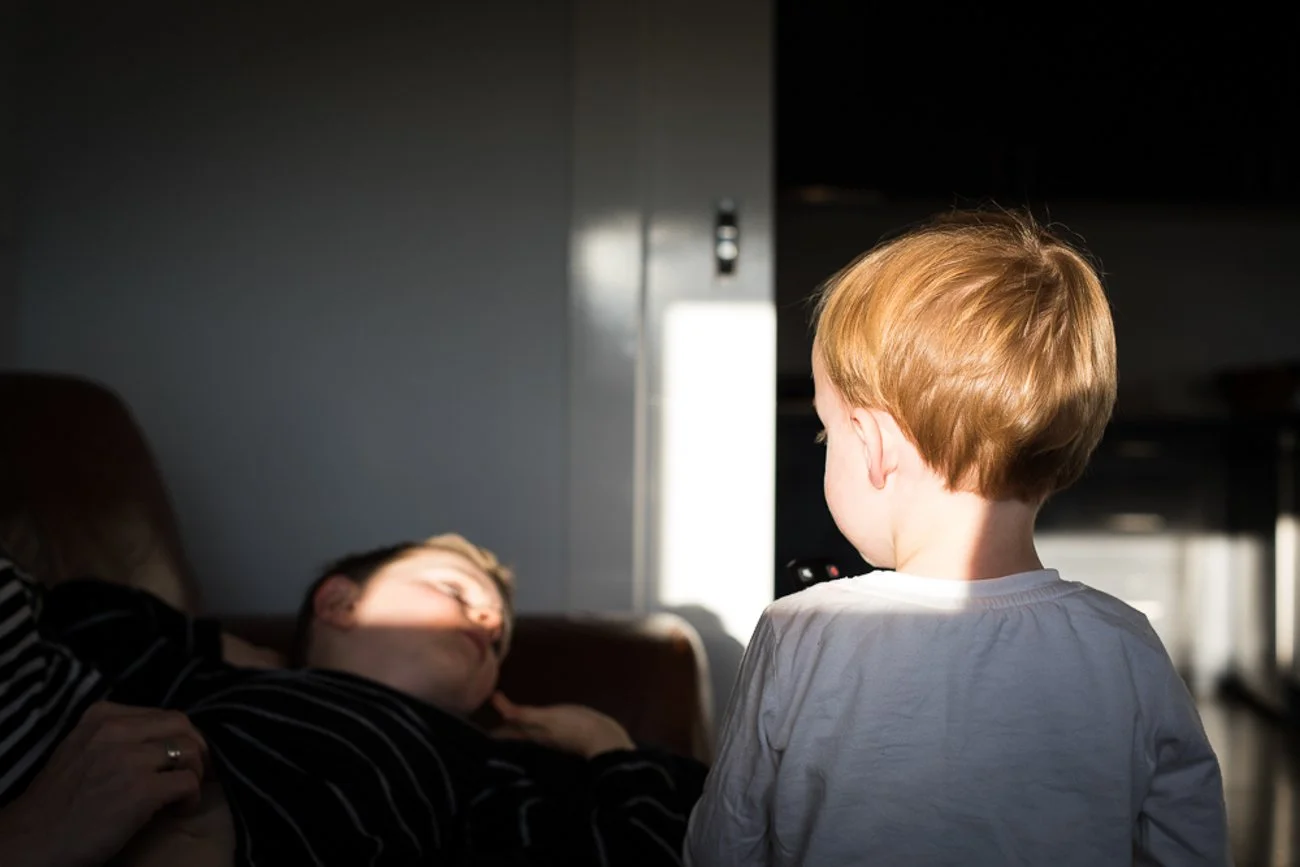 family-portraiture-mother-sons-on-couch.003.jpg