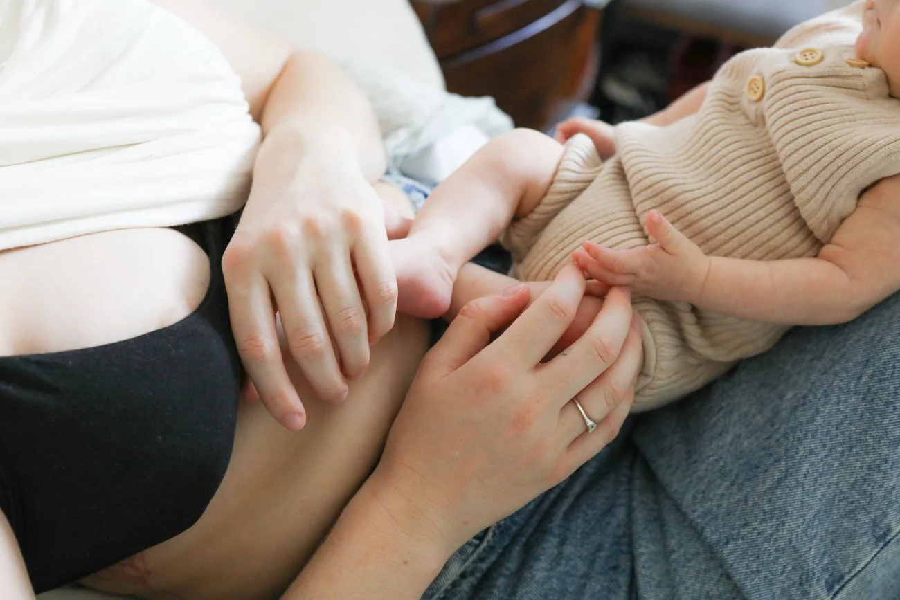 family-portraiture-mother-newborn-hands-feet.001.jpg