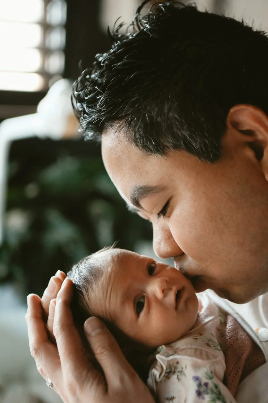 family-portraiture-father-kissing-newborn.003.jpg