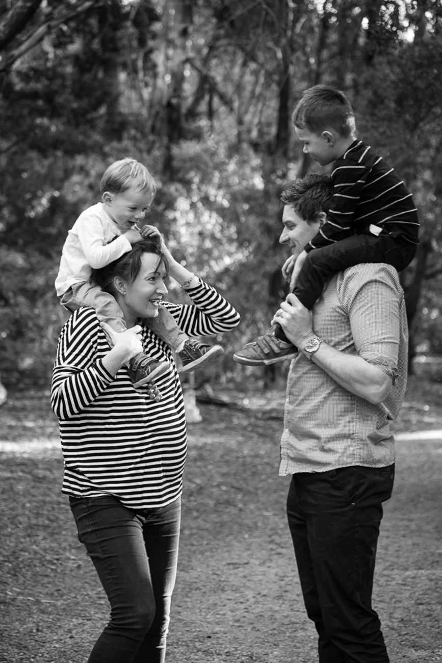 family-portraiture-father-mother-with-sons-on-shoulders.002.jpg