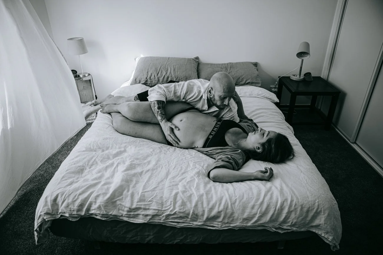 family-portraiture-couple-on-bed.002.jpg