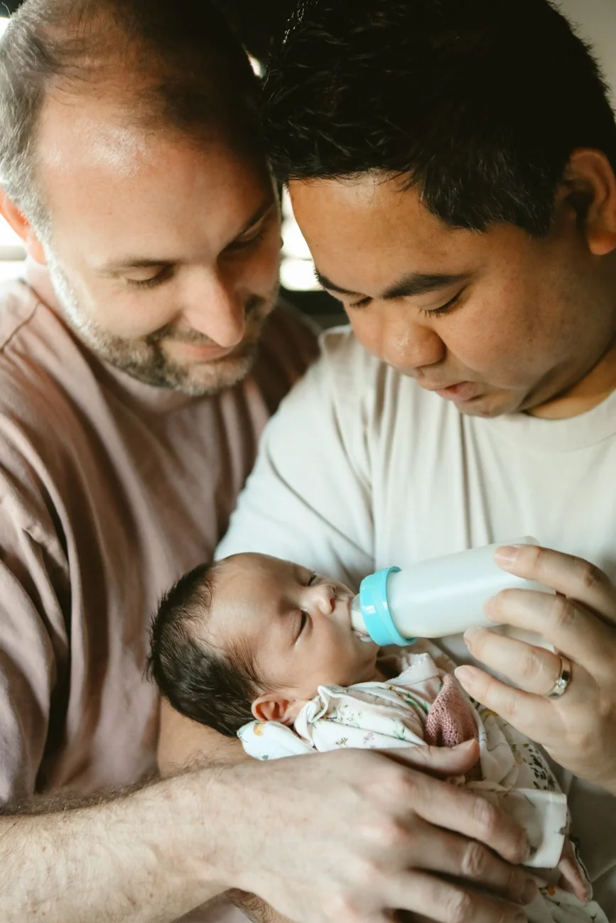 family-portraiture-fathers-feeding-newnorn.001.jpg