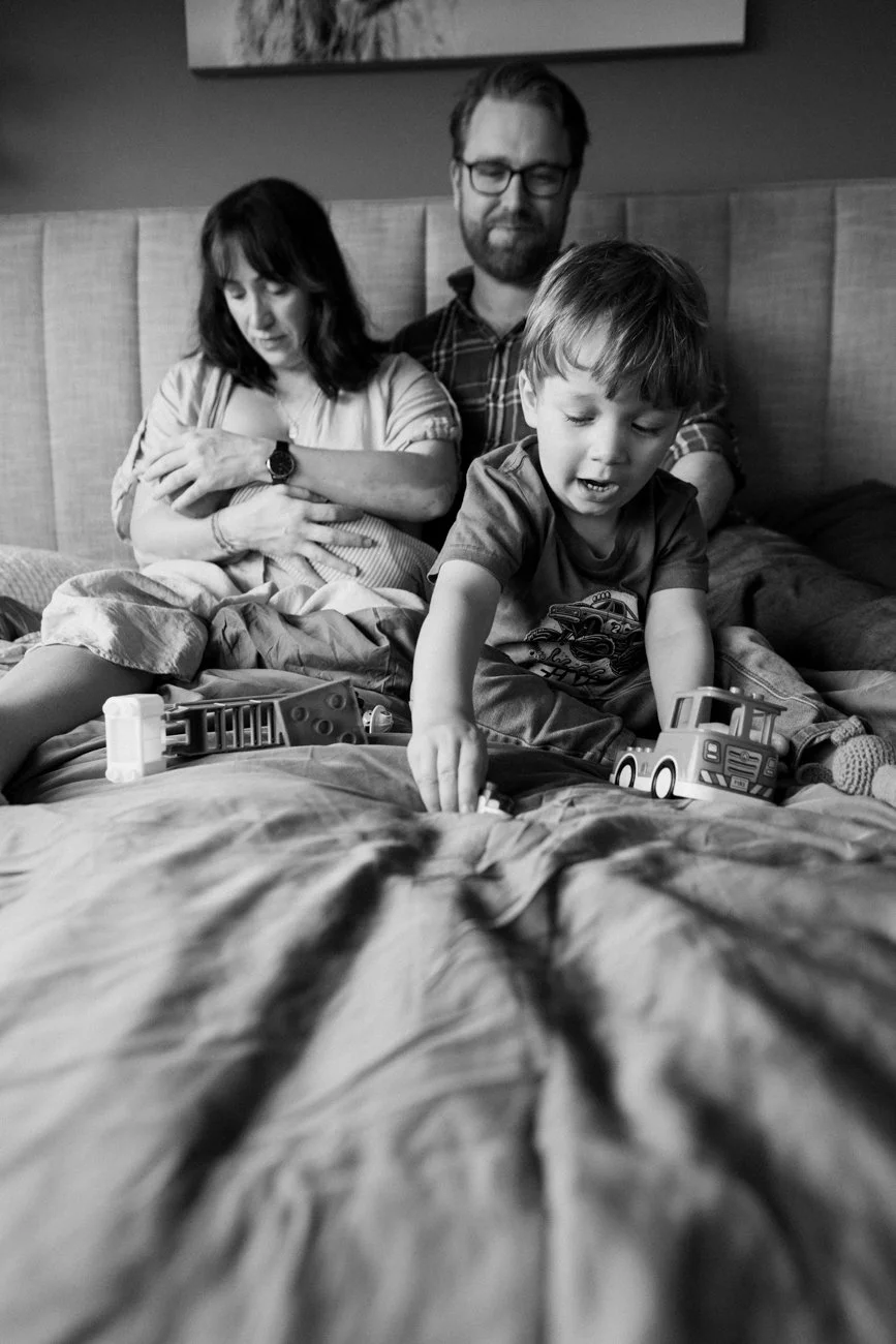 family-portraiture-family-resting-on-bed.003.jpg