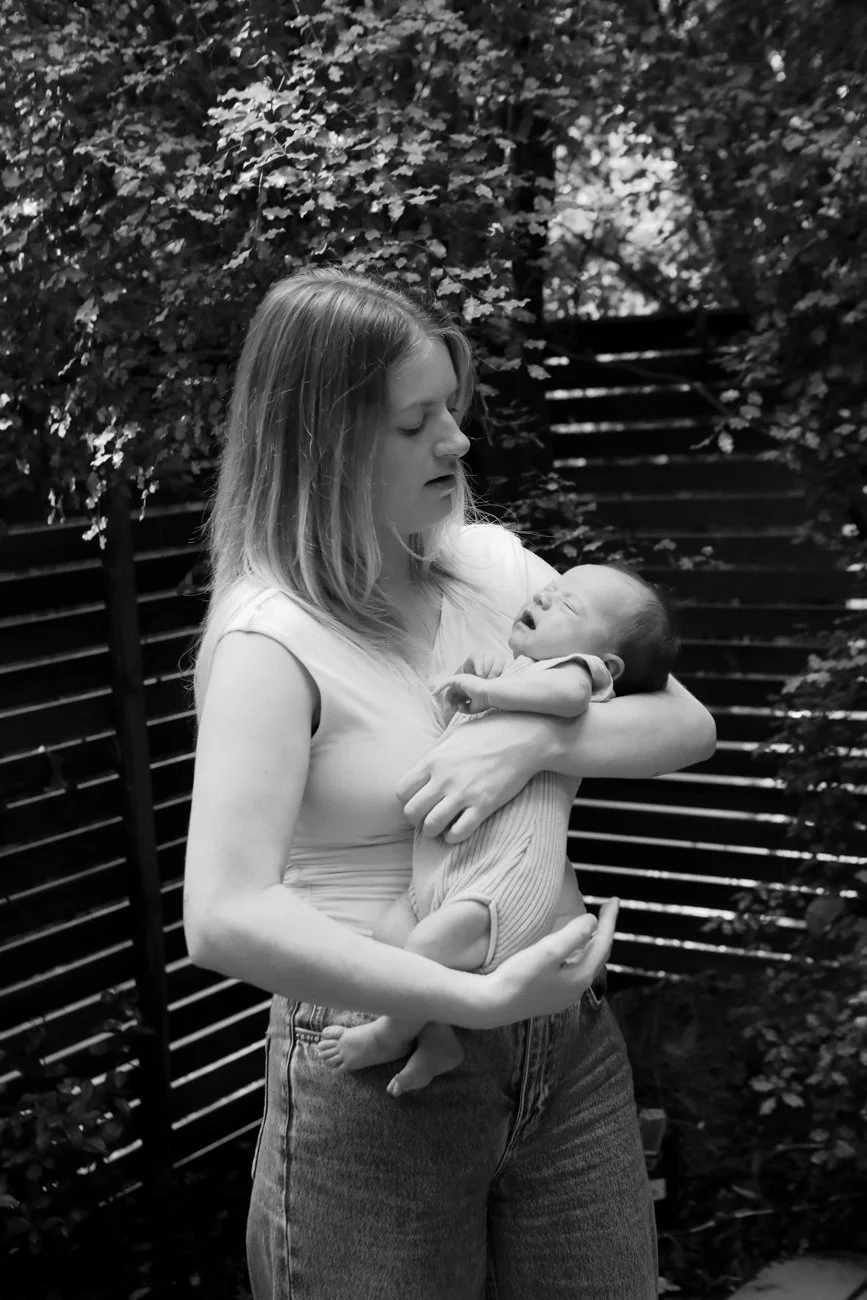 family-portraiture-mother-holding-newborn.004.jpg