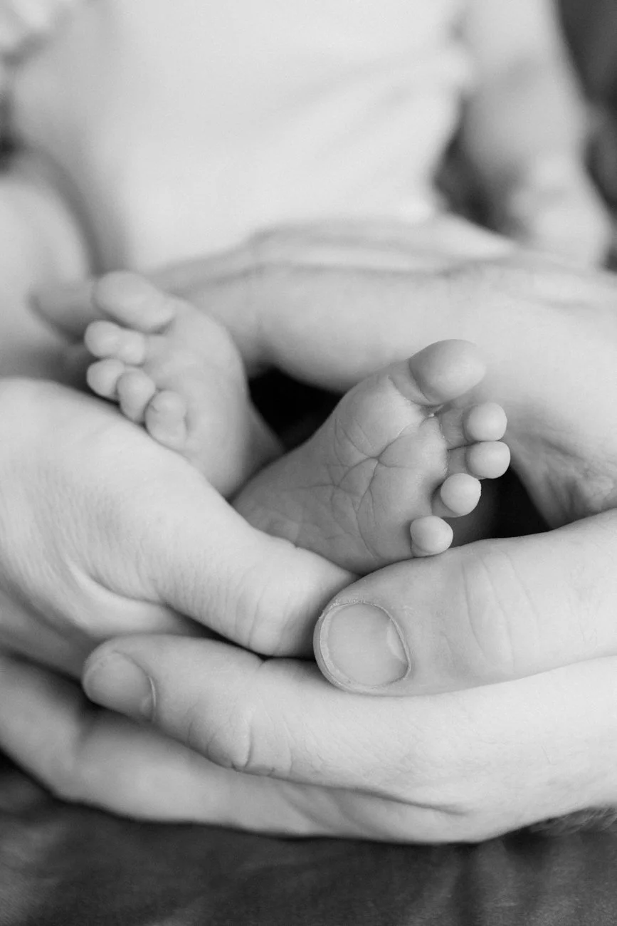 family-portraiture-newborn-feet-hands.001.jpg