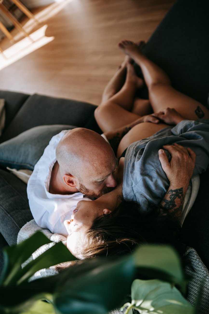 family-portraiture-couple-holding-belly.004.jpg