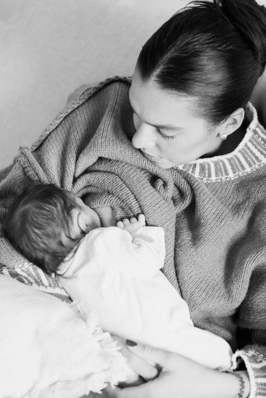 family-portraiture-mother-breastfeeding-newborn.007.jpg