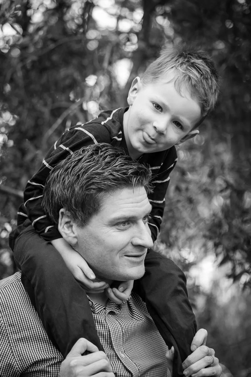family-portraiture-father-son-on-shoulders.001.jpg