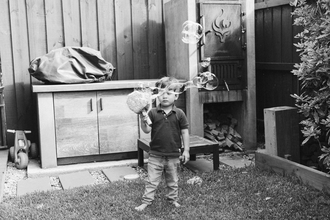 family-portraiture-family-playing-bubbles.002.jpg