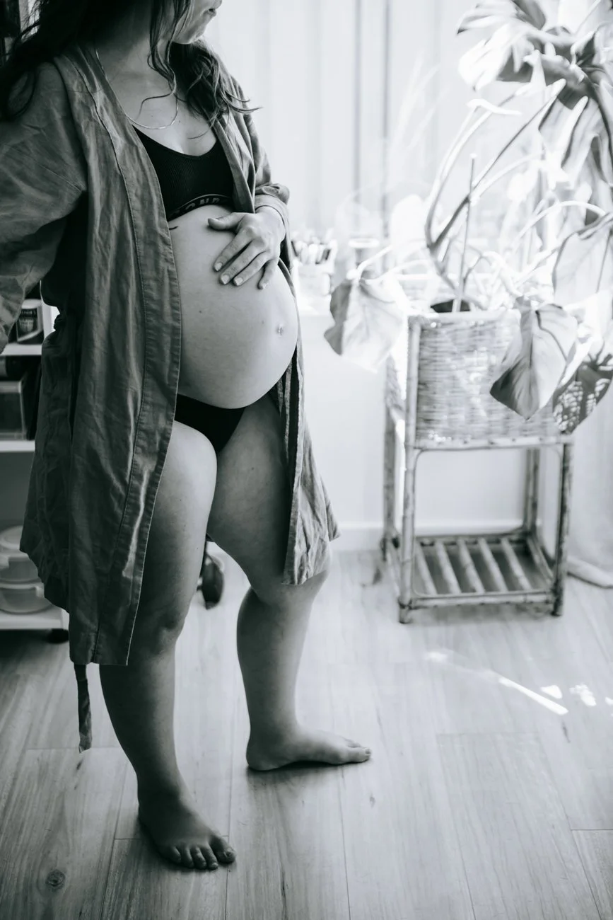 family-portraiture-mother-pregnant-in-kitchen.001.jpg