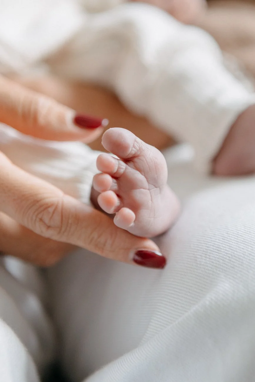 family-portraiture-baby-foot.001.jpg