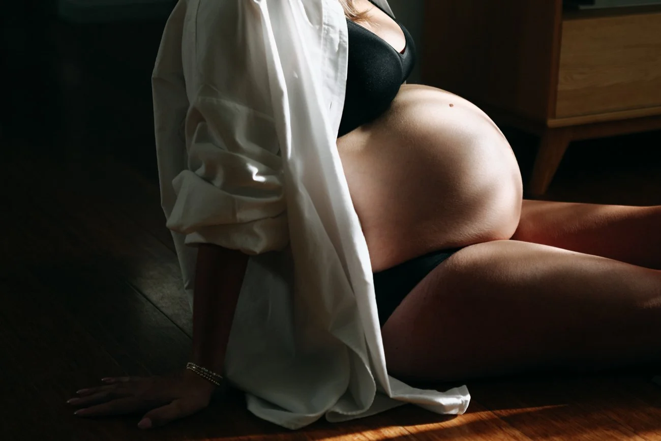 family-portraiture-pregnant-woman-in-shadow.002.jpg
