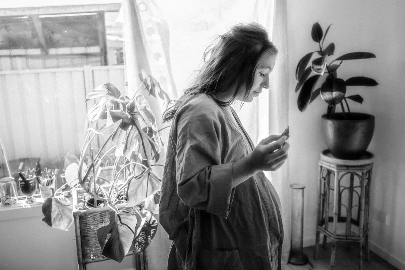 family-portraiture-mother-pregnant-in-kitchen.002.jpg
