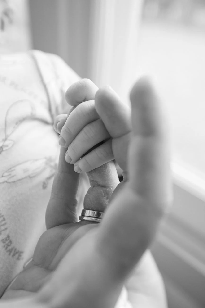 family-portraiture-newborn-fingers.001.jpg