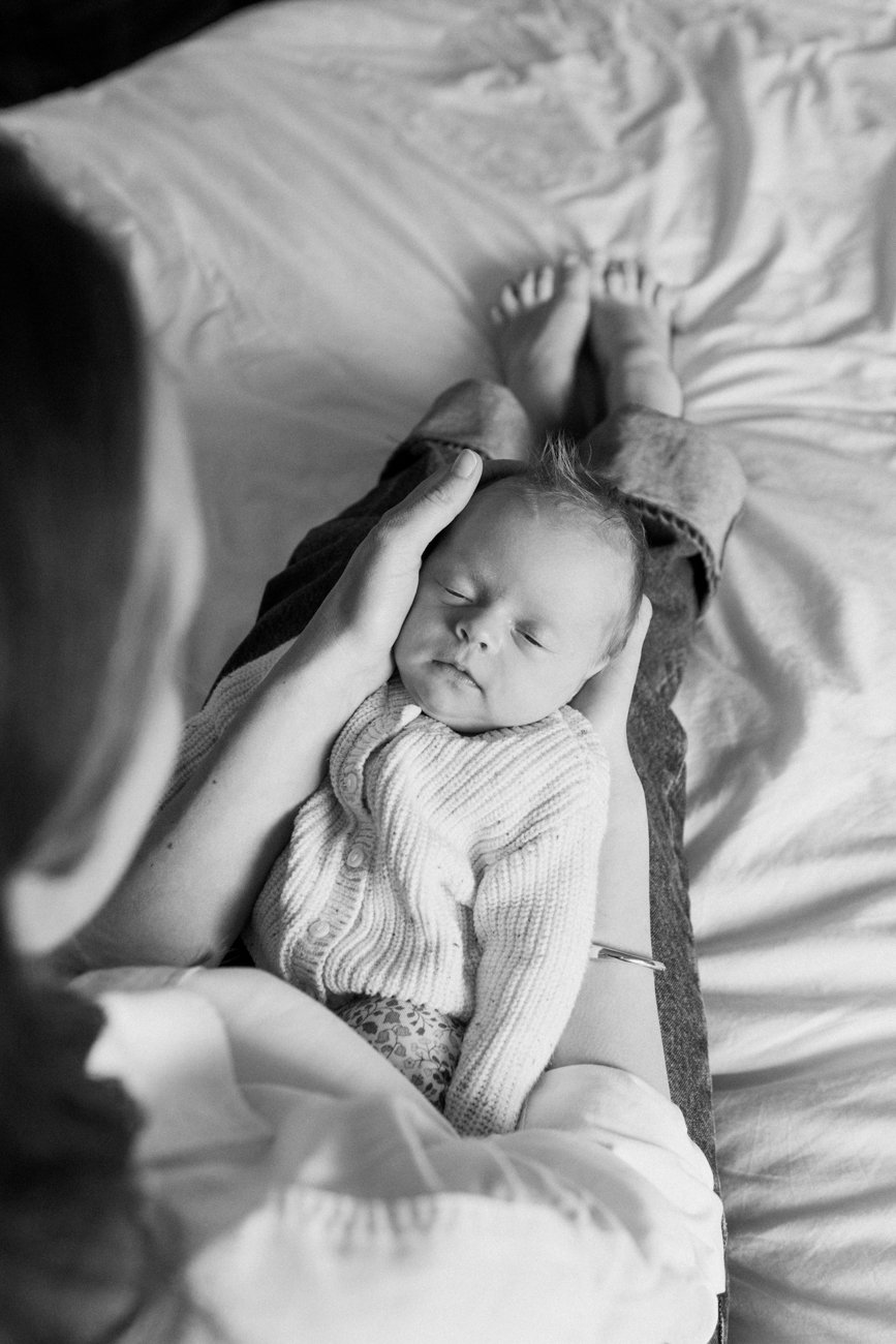 family-portraiture-newbprn-on-mothers-knees.001.jpg
