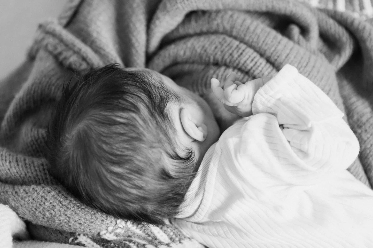 family-portraiture-mother-breastfeeding-newborn.009.jpg
