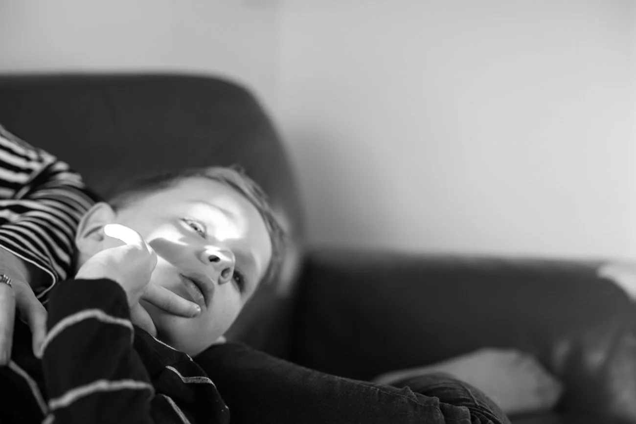 family-portraiture-family-boy-falling-asleep-on-couch.001.jpg