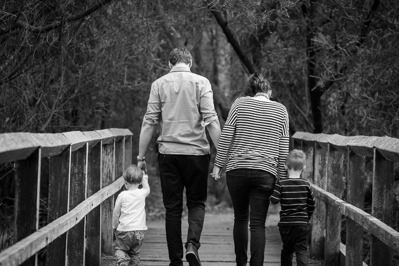 family-portraiture-family-on-bridge.001.jpg