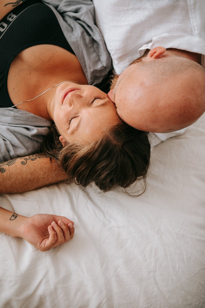 family-portraiture-couple-on-bed.001.jpg