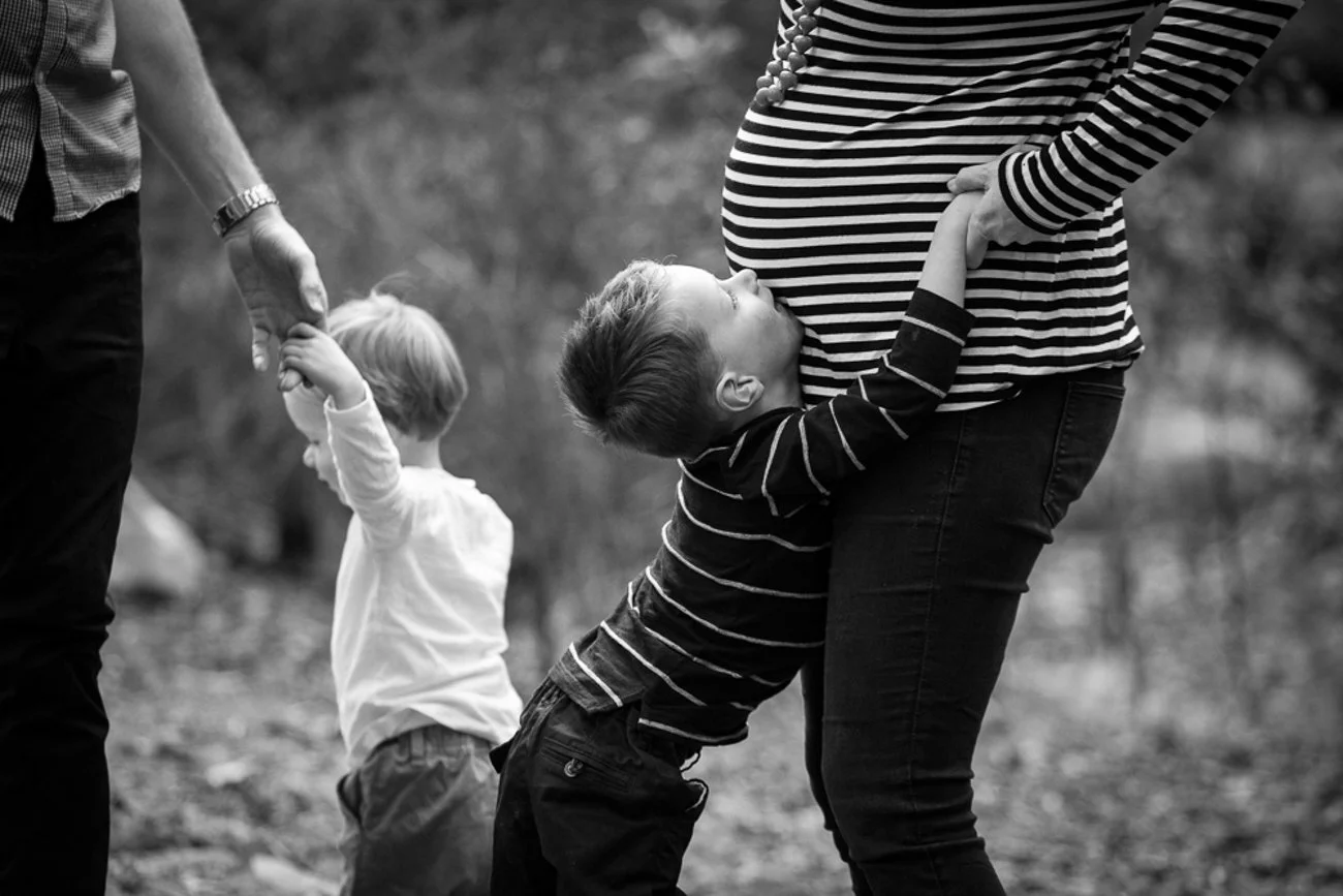 family-portraiture-pregnant-mother-with-brothers.001.jpg
