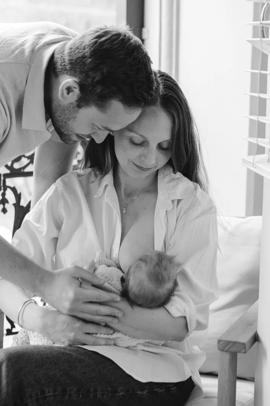 family-portraiture-mother-breast-feeding-baby-with-father.001.jpg