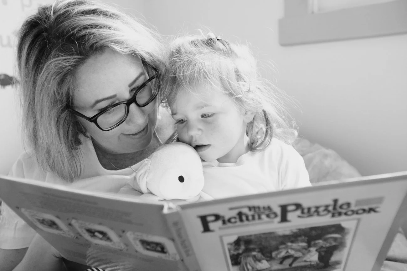 family-portraiture-mother-reading-to-child.001.jpg