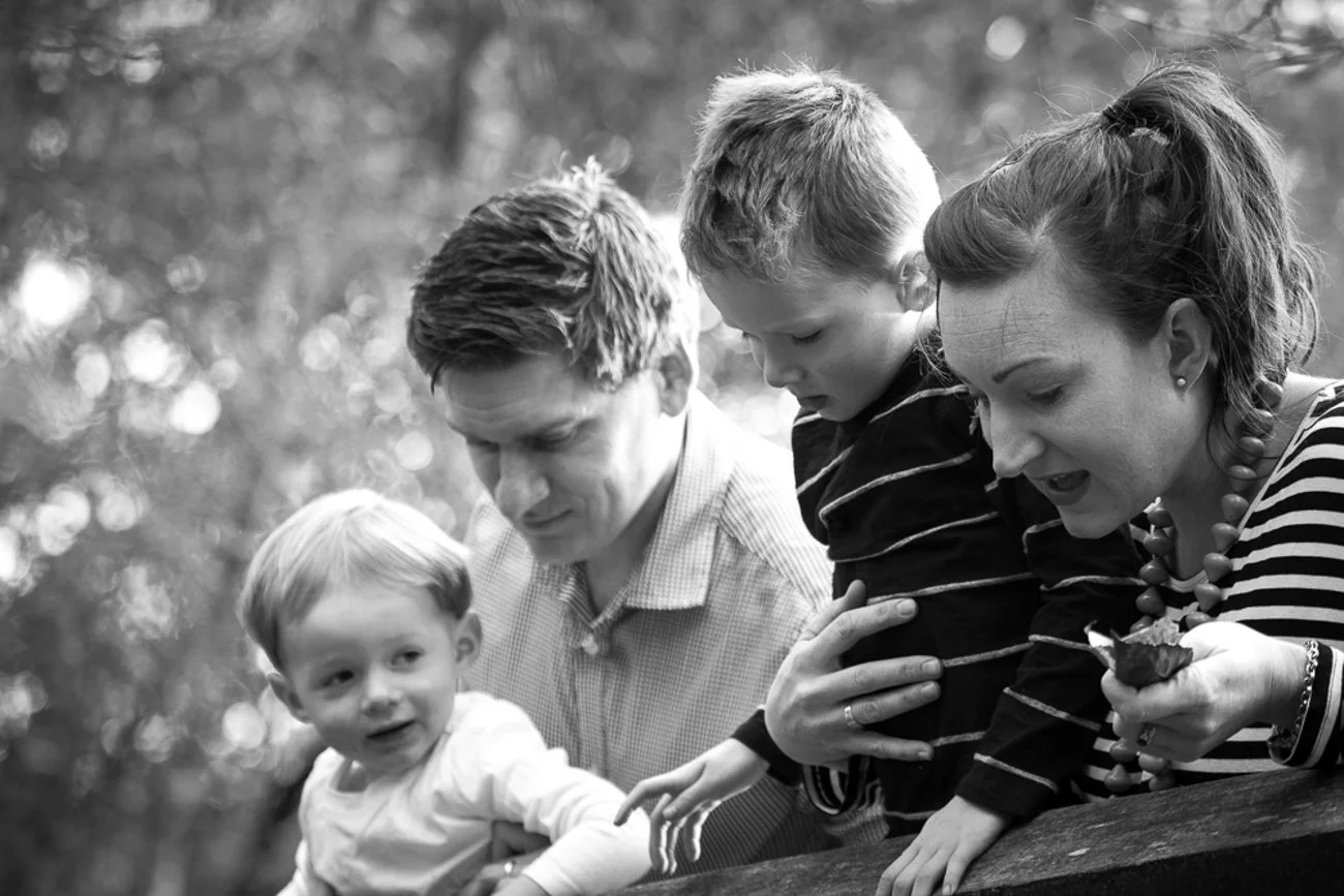 family-portraiture-family-on-bridge.002.jpg