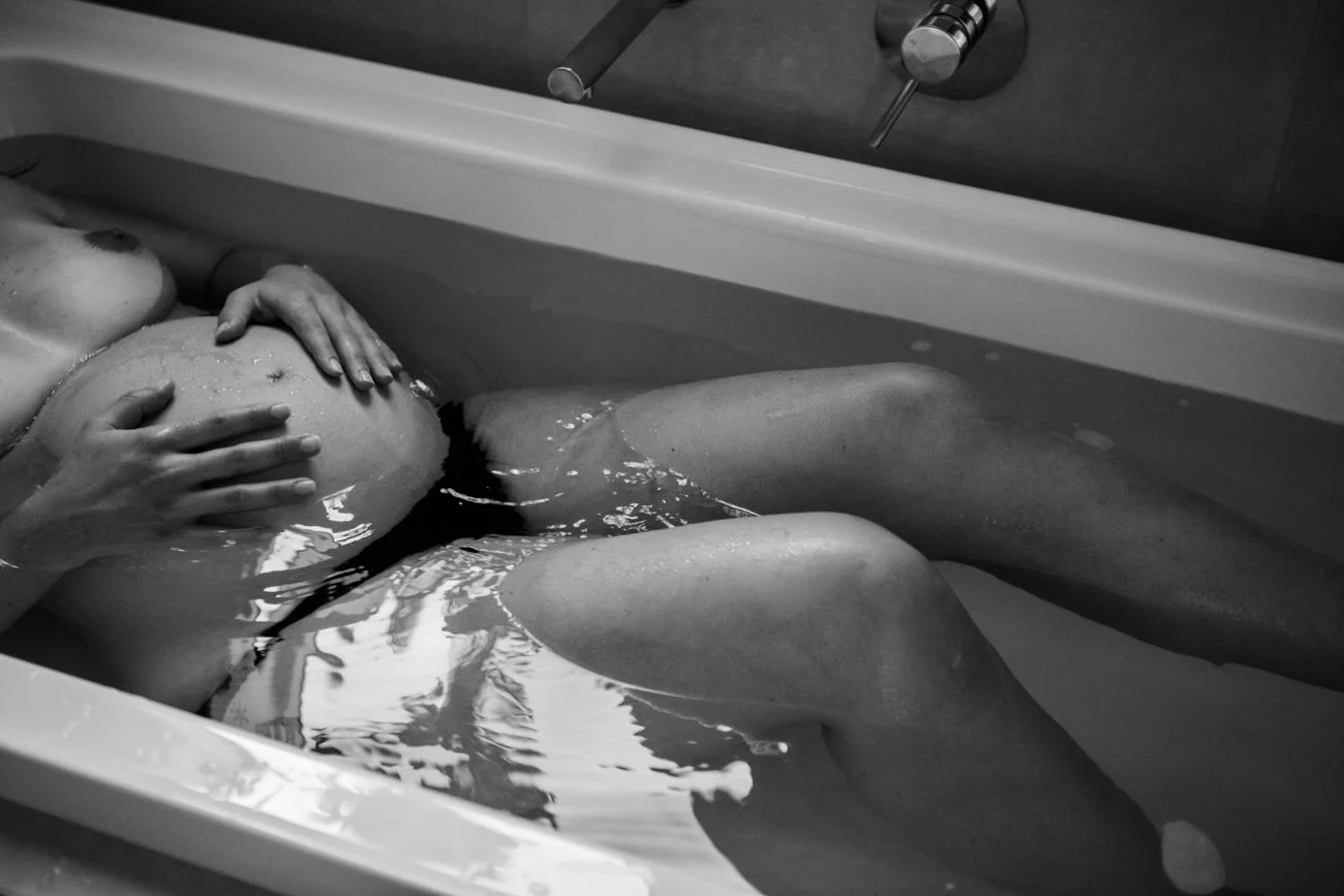 family-portraiture-pregnant-mother-in-bath.001.jpg