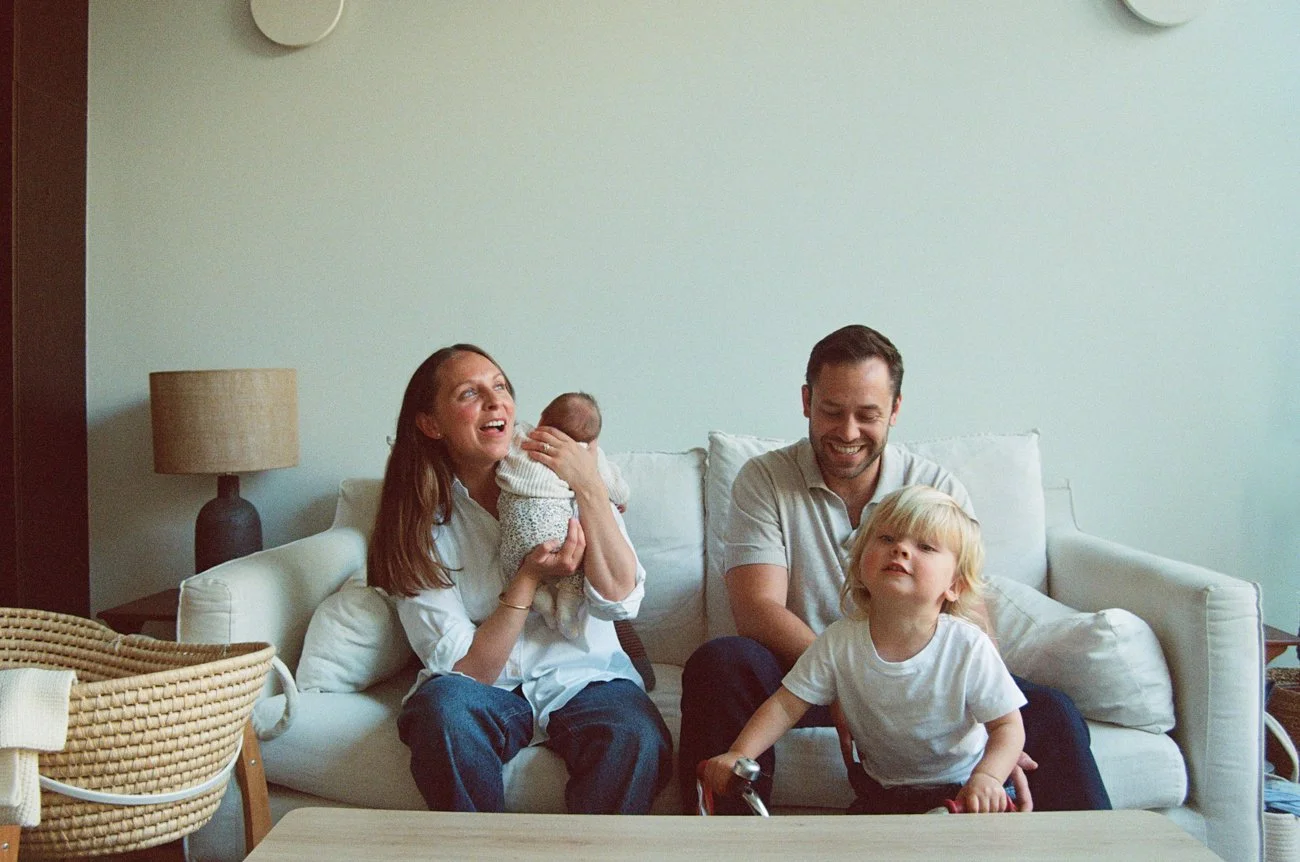 family-portraiture-family-on-couch.002.jpg