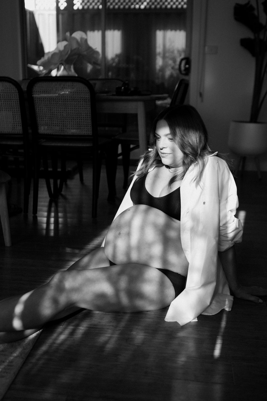 family-portraiture-pregnant-woman-in-shadow.001.jpg